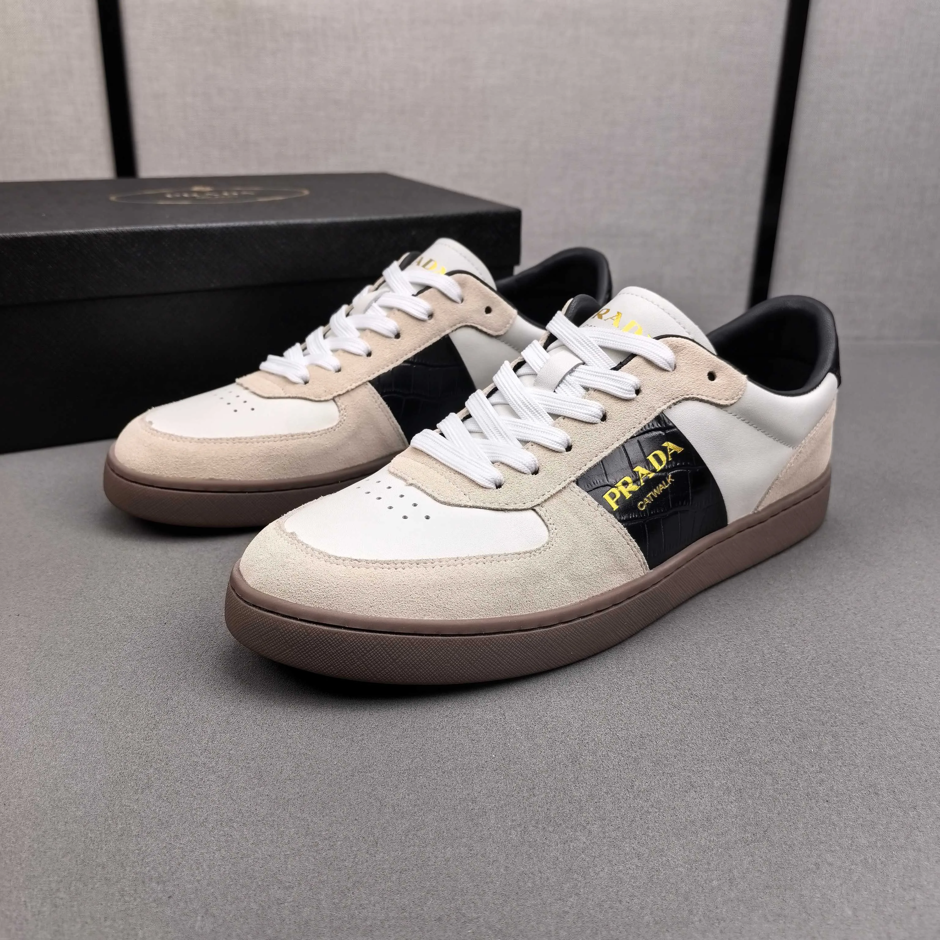 PP400👟👟👟Prada set off the audience! Prada, an international brand that is constantly innovating, this men's casual shoe, the original version, made of cowhide leather at a ratio of one to one at the store, with leather feet and rubber non-slip outsole, breathable and comfortable, quality speaks for itself👄38-44